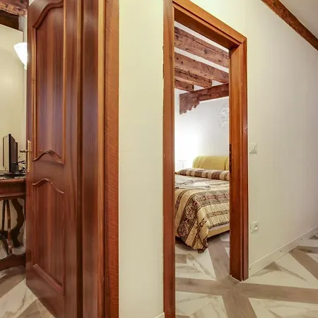 Angels House البندقية